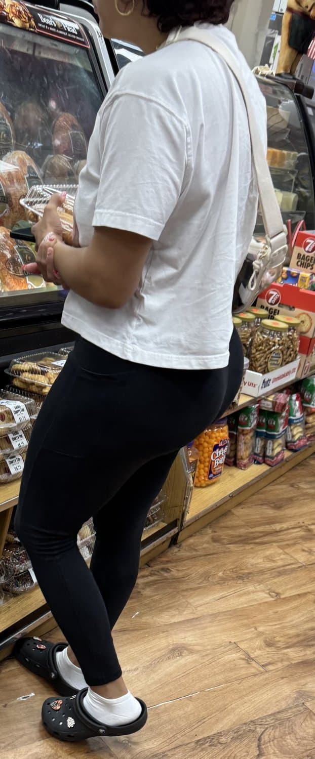 Thick booty Latina in tights