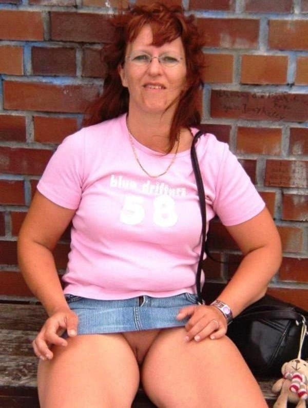 Kerstin ohne Slip unterm Rock (1)