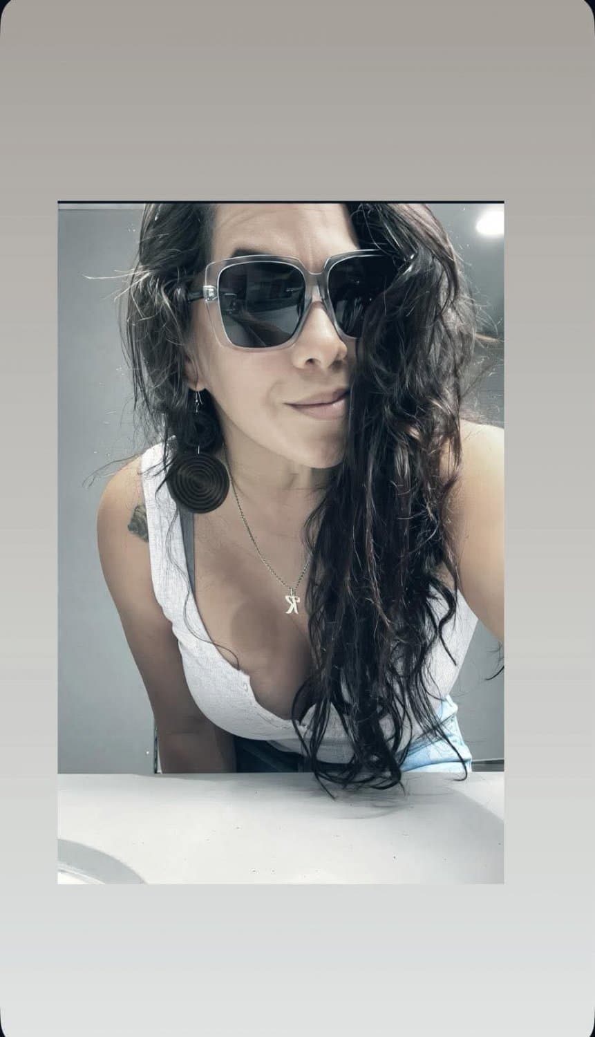 Bitch from Texas likes to show her feet