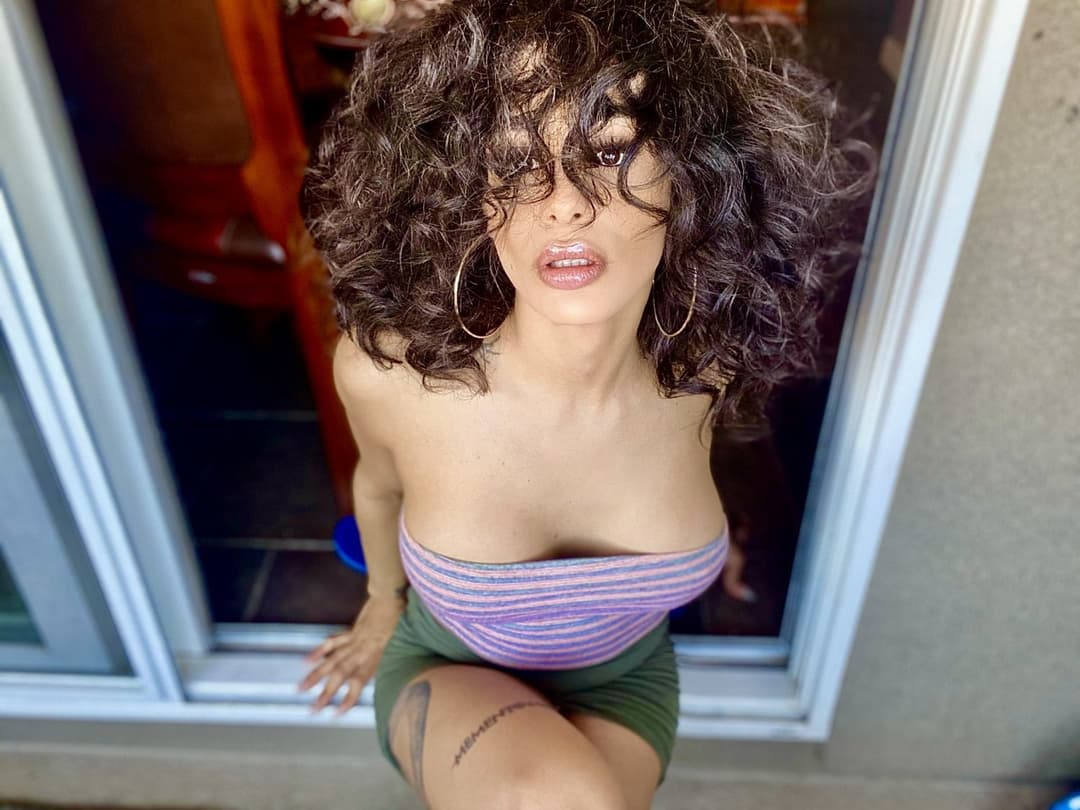 Click to view full size Eva Maxim fabulous latina trans woman with a cock that cums