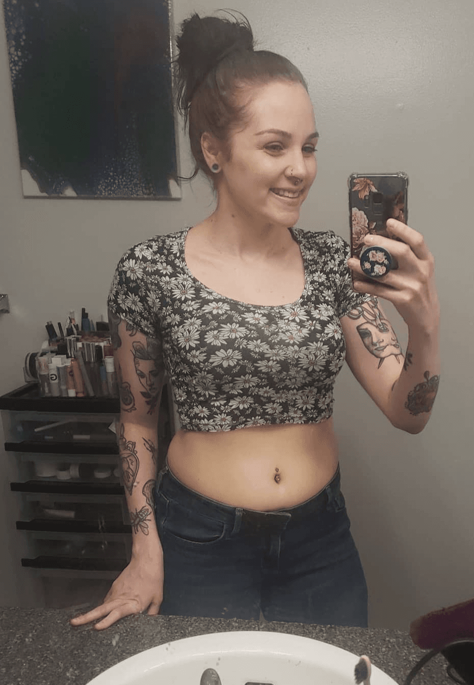 What a cute little bitch. Leaked shots of her ass and her ex husband grabbing her ass.