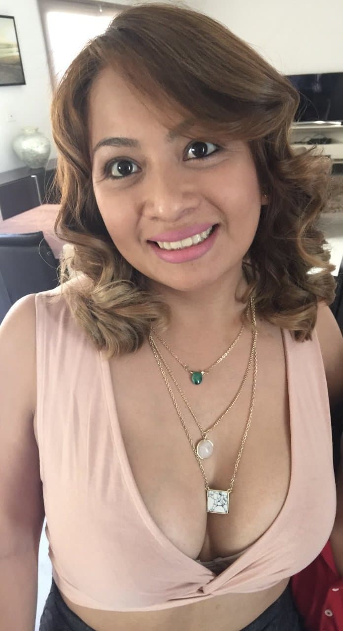 EXTREMELY HOT BEAUTIFUL NRI BUSTY MILF GIVING SENSUAL DEEP BLOWJOB SUCKING BALLS