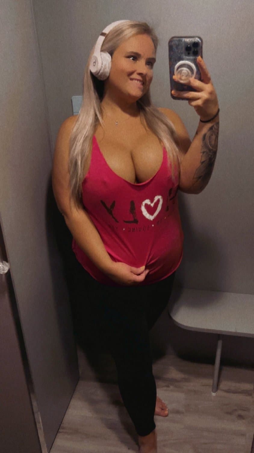 Big fake boob blonde after chest day