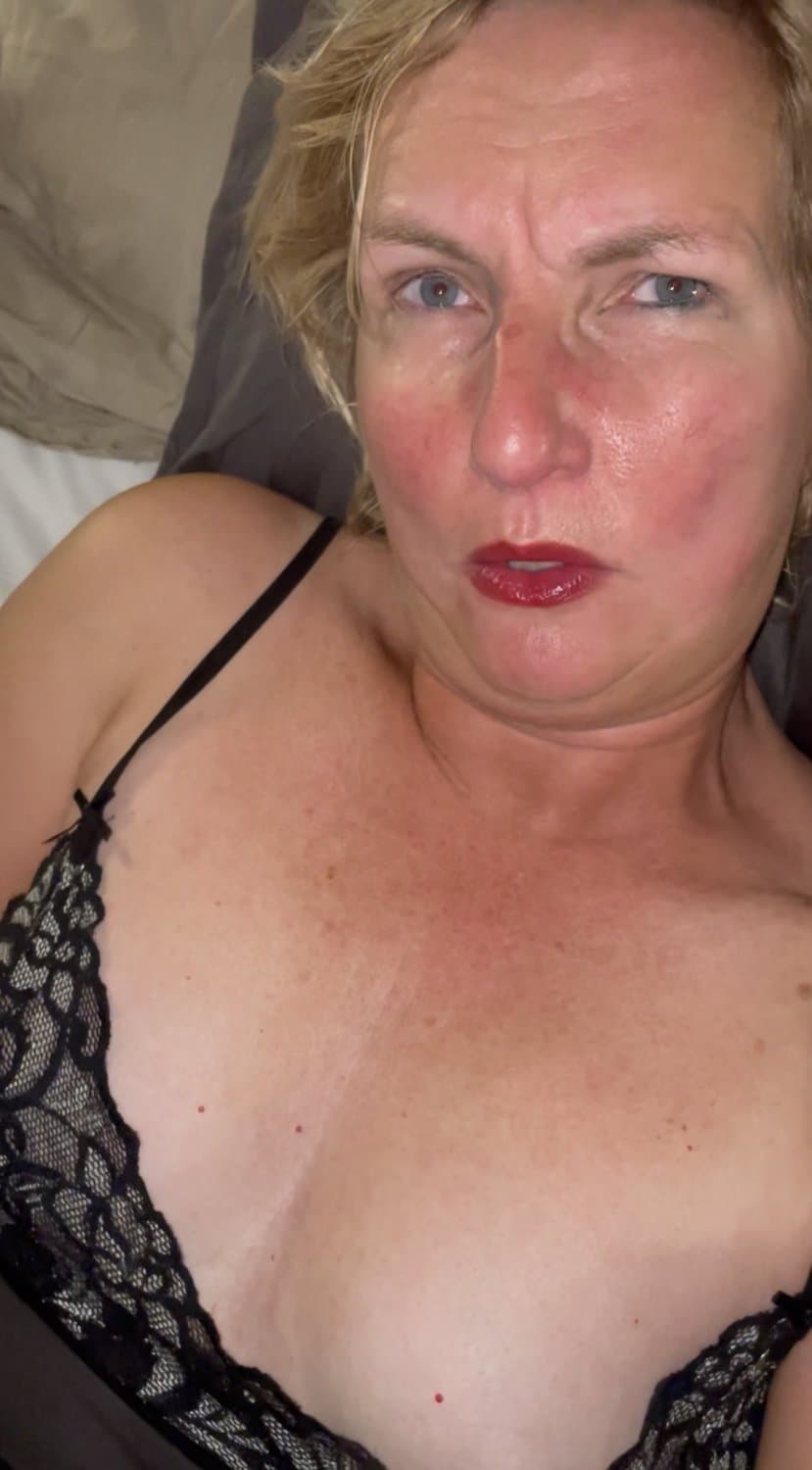 Dutch hotwife Anna spreading & dildoing pt2