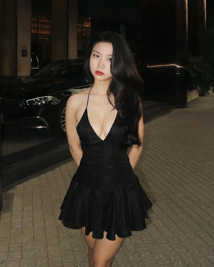 Tafta halter dress ✨ Sparkling under the spotlight, hugging my curves so tight you can almost feel m