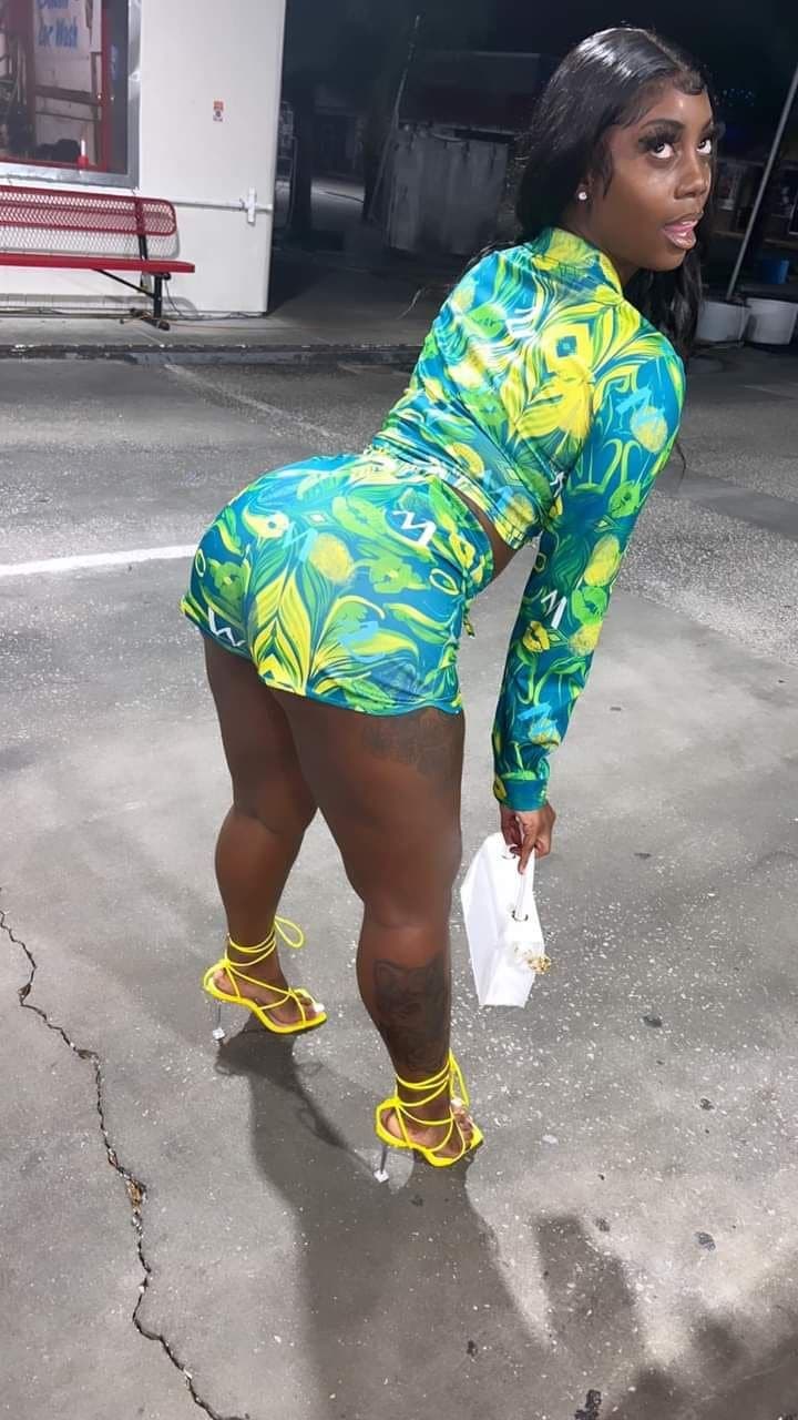 Click to view full size West Orlando baddie motion mel taking extreme backshots and get cumshot on her nice ass leaked