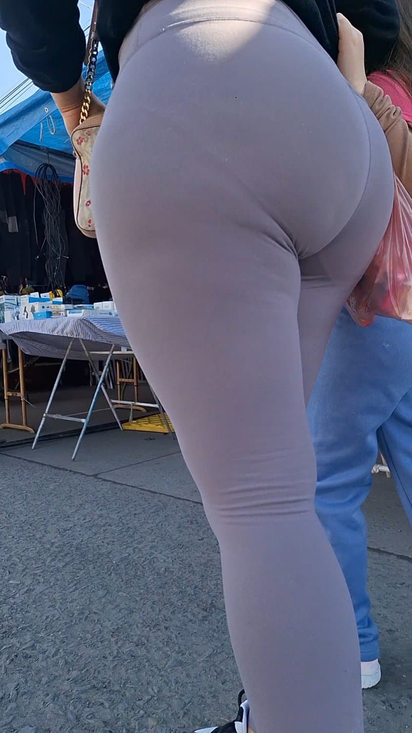 Morena en leggings tremendo culazo