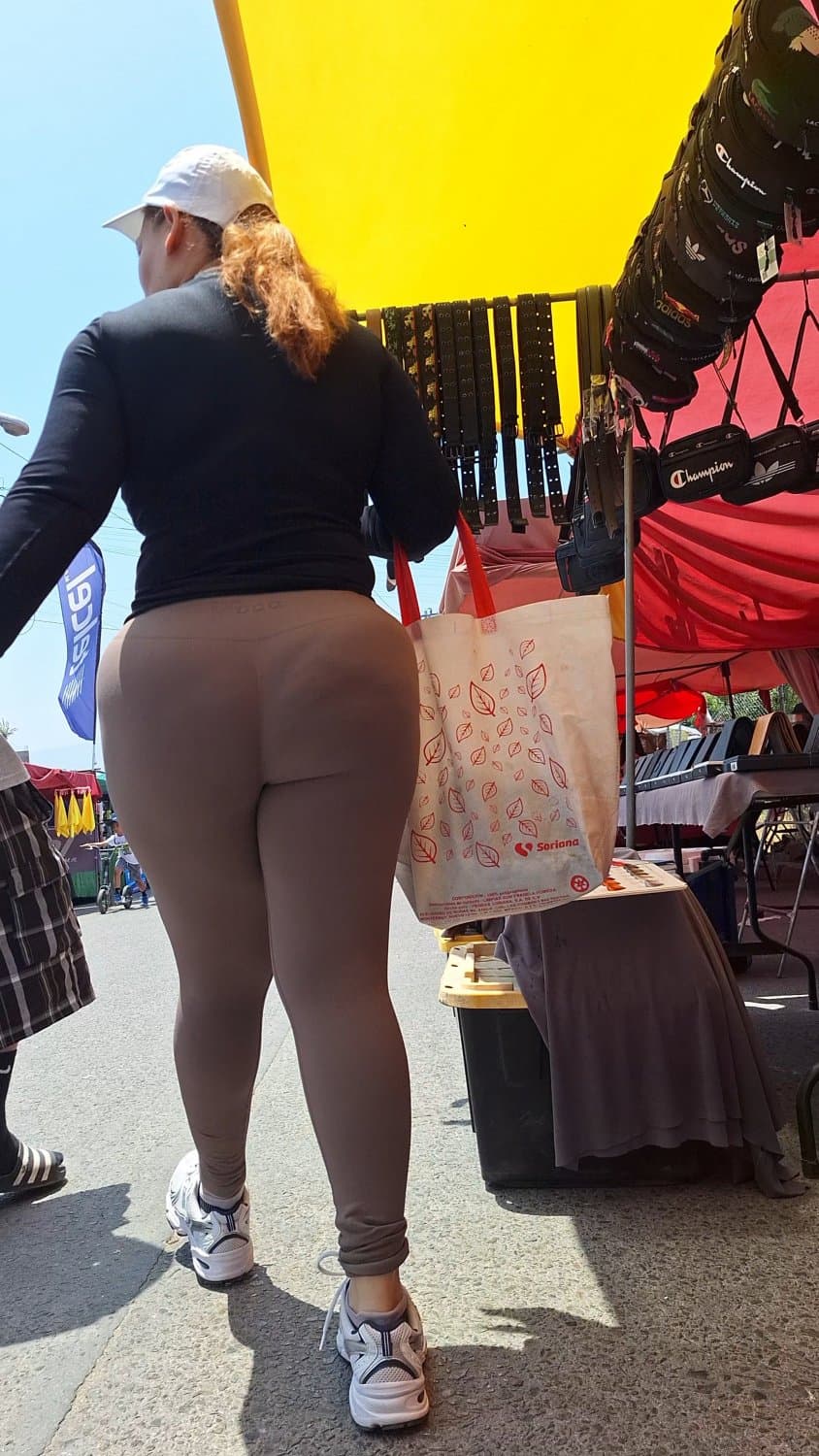 Rico culote de madura milf se le marca la tanga bien rico.