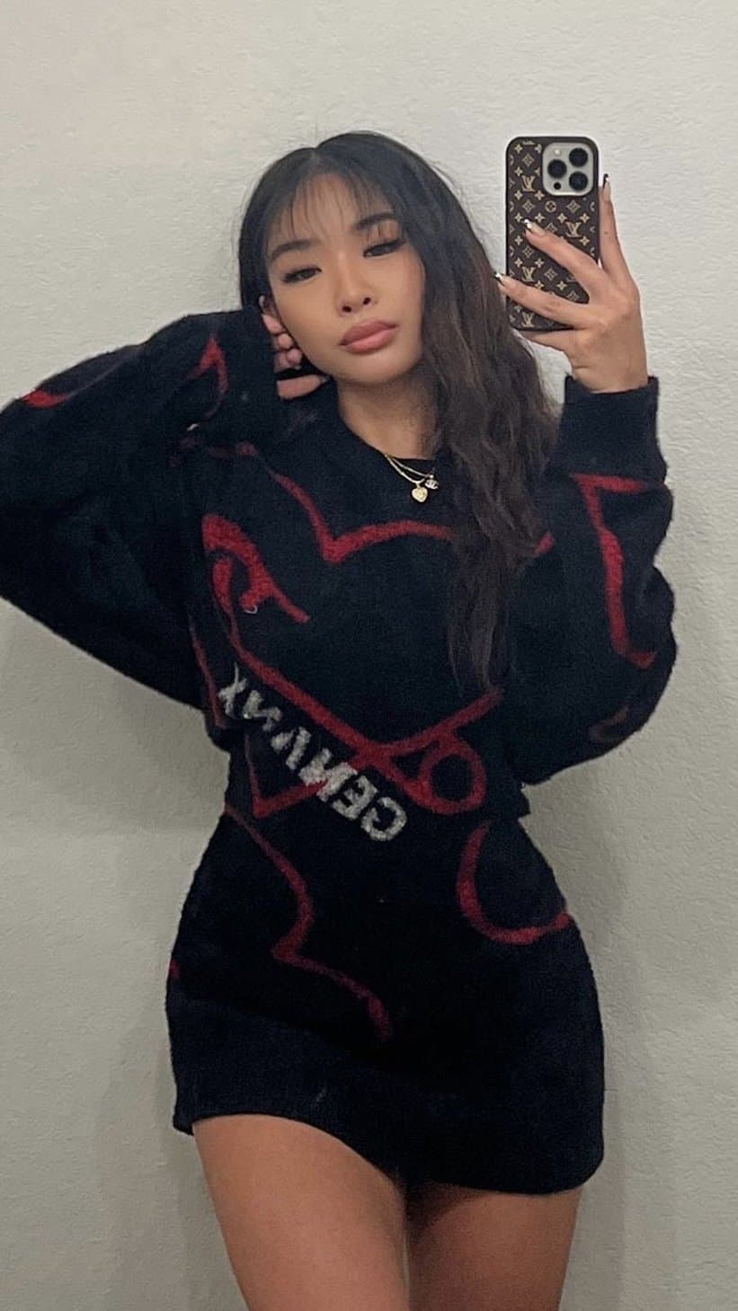 good asian girl getting ready to fuck in the car