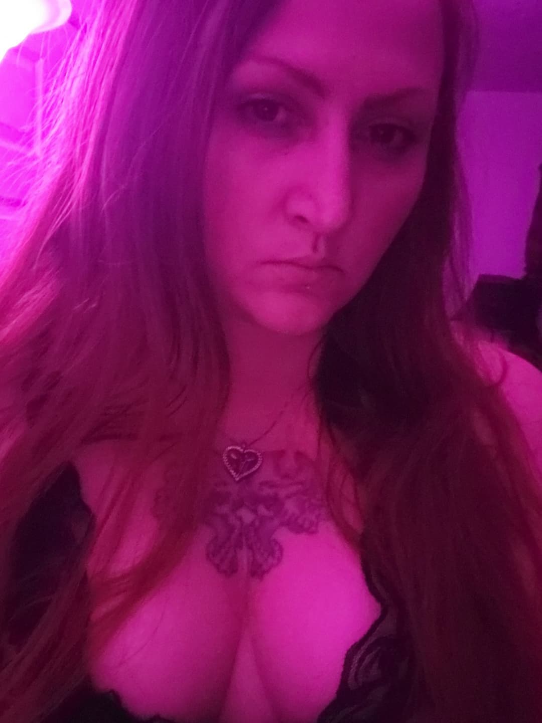 You know her check my profile. I want her cum home used. Plz suduce her.Pass to friends. Want cre p