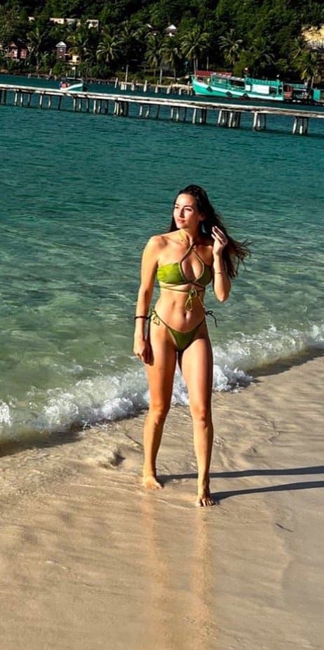 Hot german wife Elisa showed off at the beach