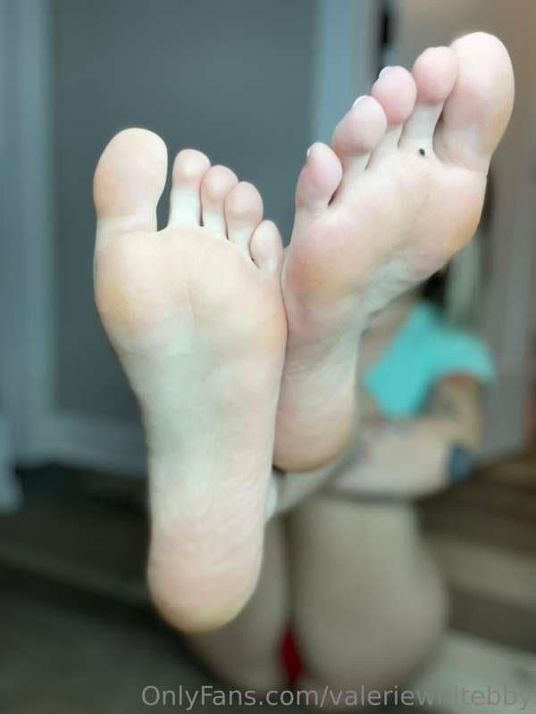Valeriewhitebby blonde feet soles dirty