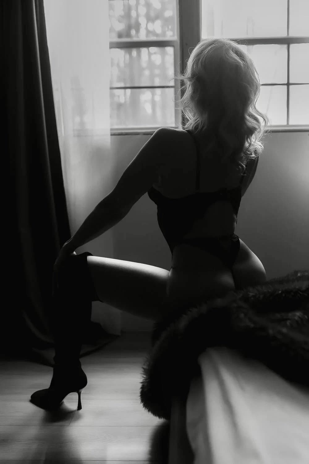 Blonde bombshell GILF boudoir