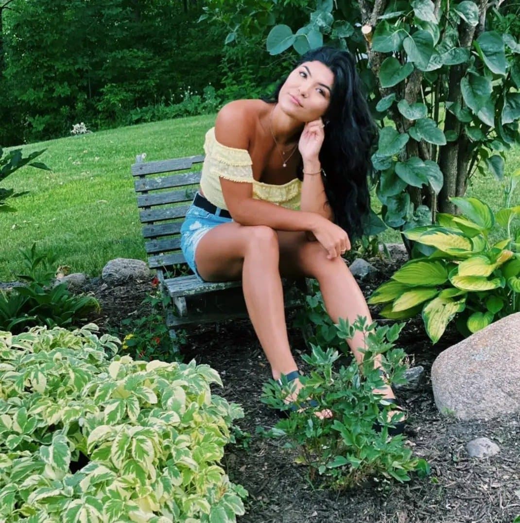 Dark haired, dark eyed sexy beauty wants you to goon