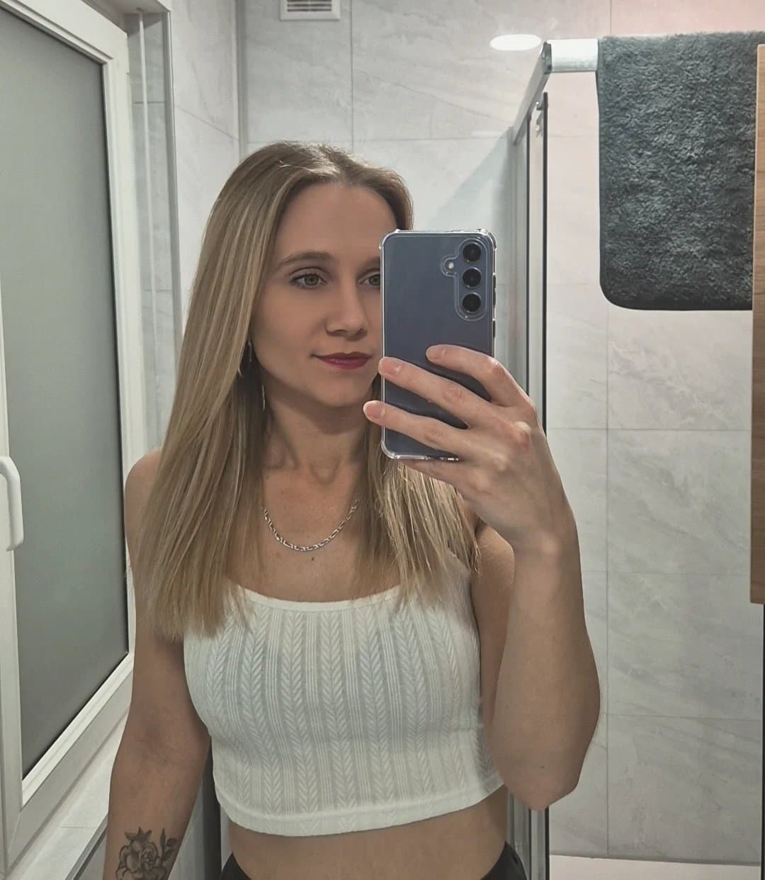 Skinny chienne française exposé