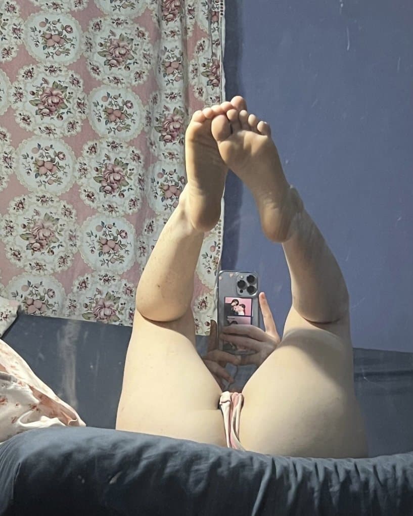 Click to view full size freckled white bitch loves showing her tits