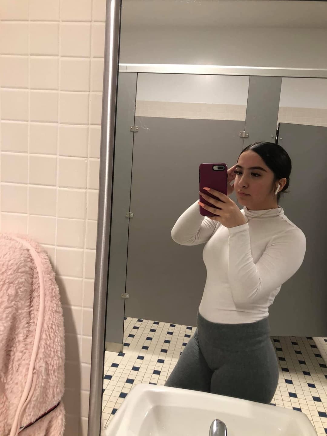 She used to take backshots, two hands on her throat. 23 year old Chicago Latina slut loves big cocks