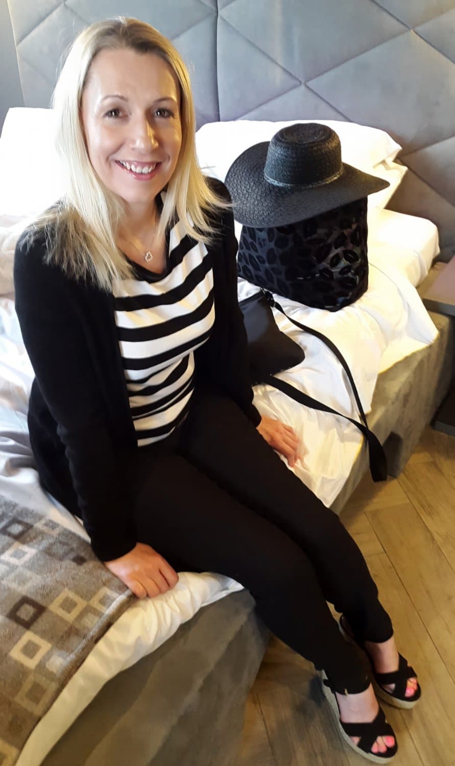 Mature UK Slut Legs Open