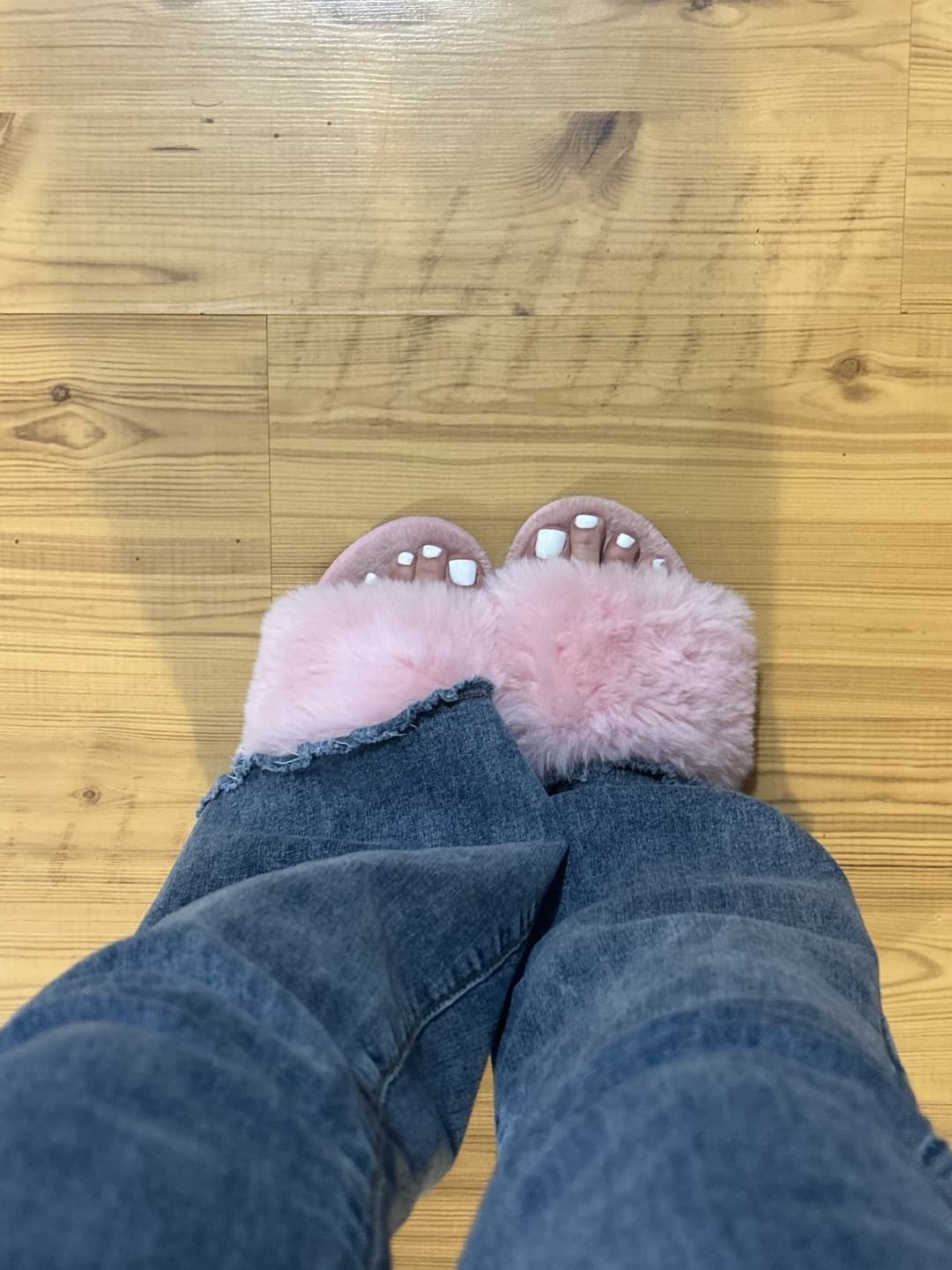 Goth hottie sucking toes