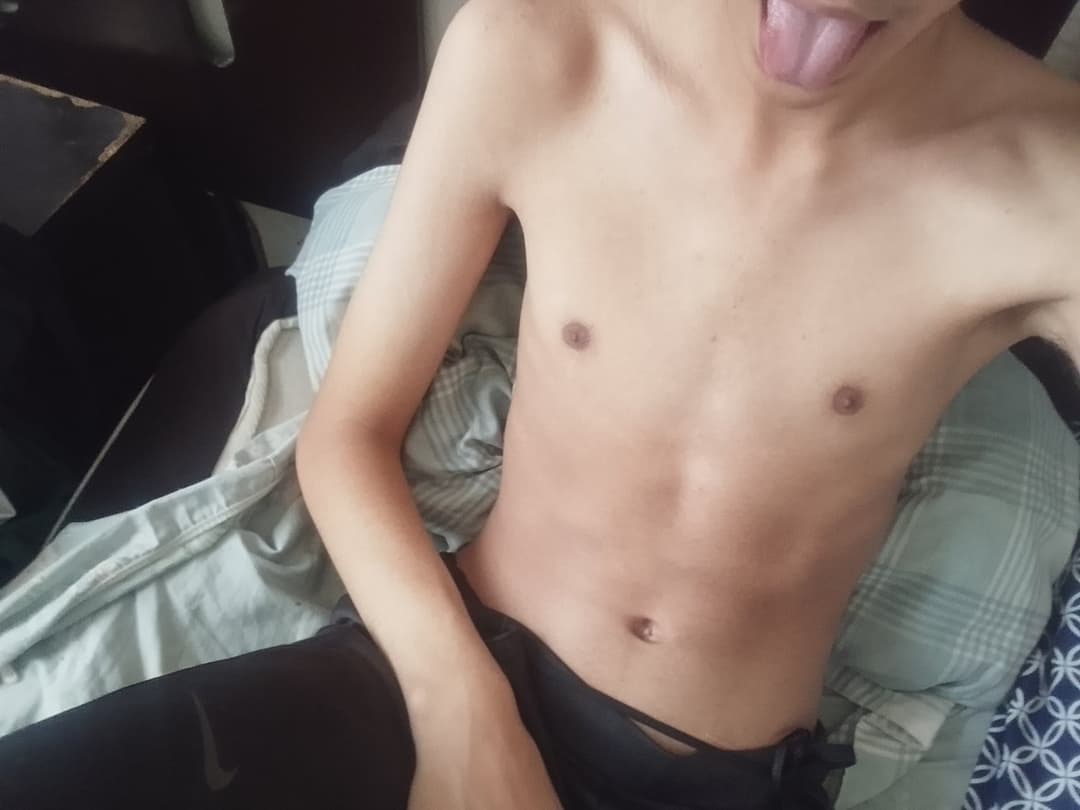 Joven se muestra sin camisa y se masturba