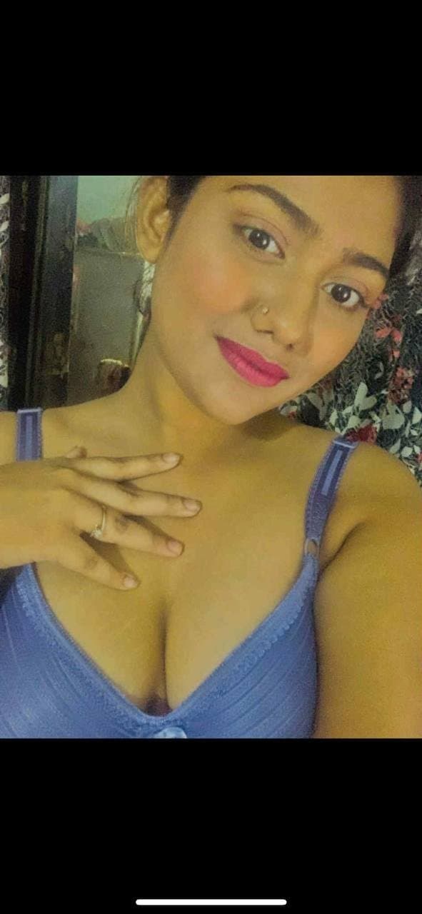 Bangladeshi Beautiful Babe Showing Boobs