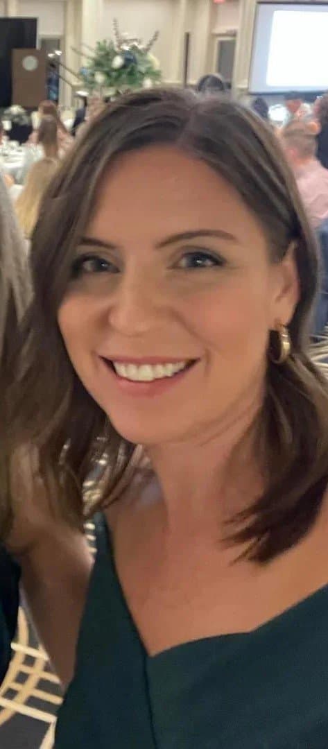 Sexy Burnette milf looking for excitement.