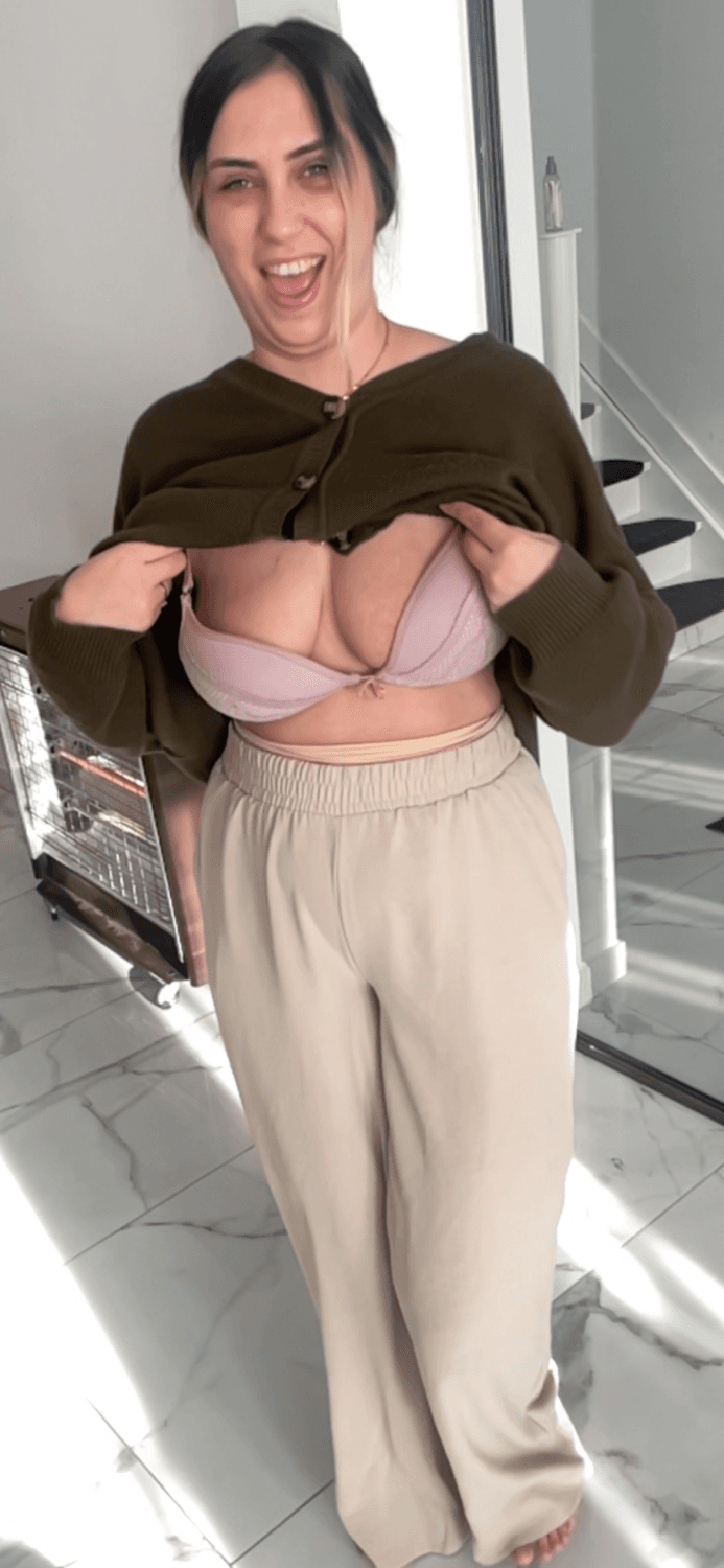 I am sexy hot teen 24 years hot milf put your dik I send you more xx