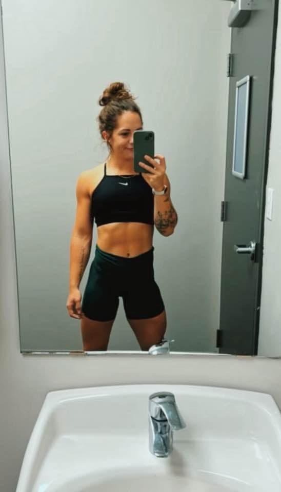 Sexy KIK slut shows off her fit body