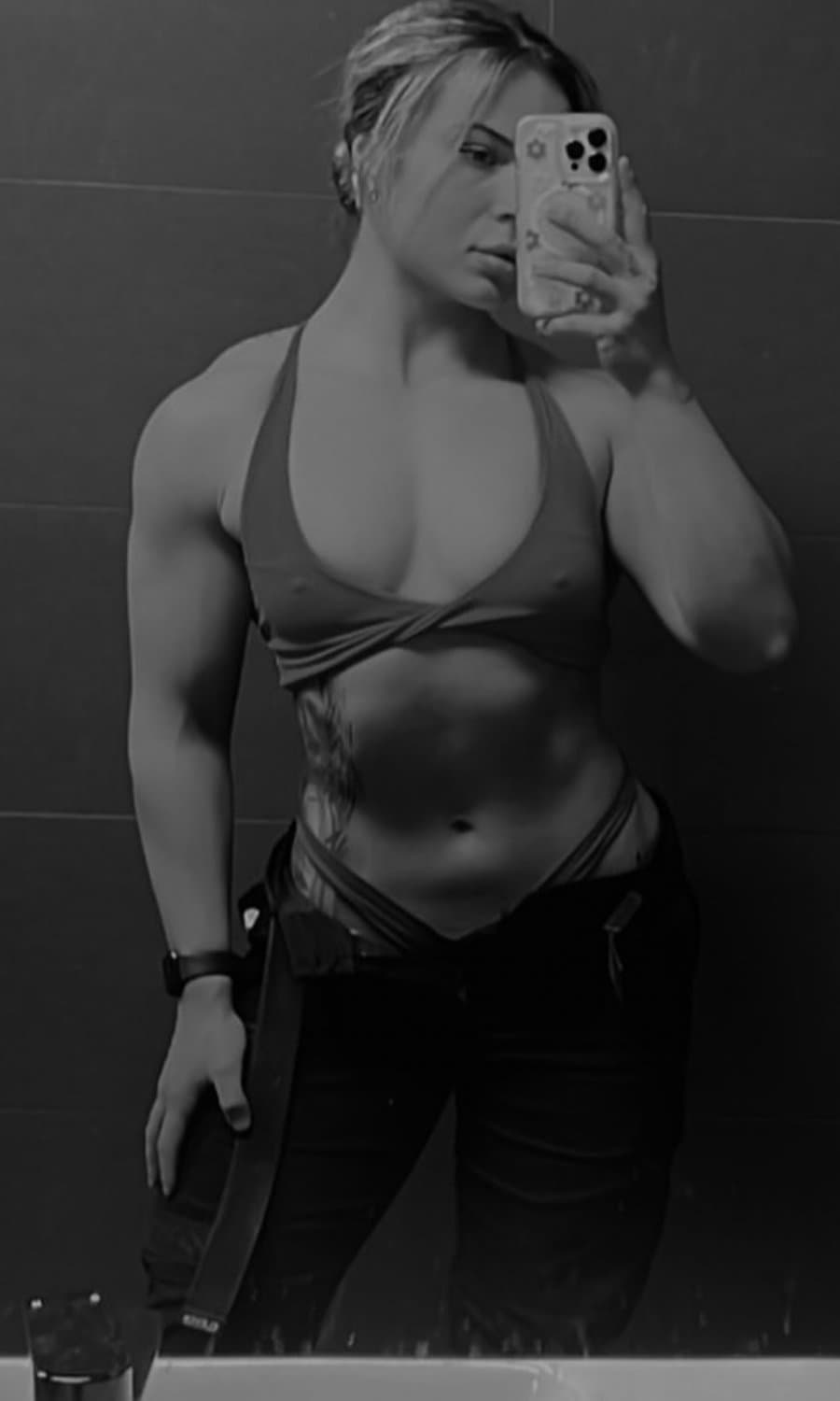 Aussie fitness model loves flaunting her body