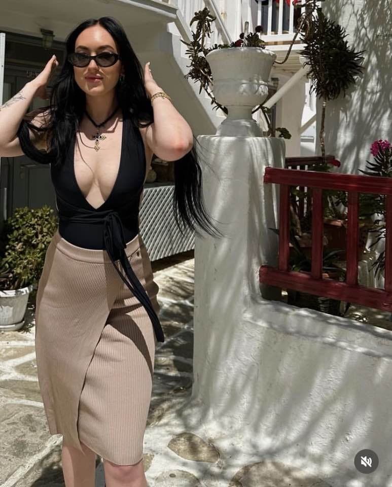 Kaitlyn and leah slut sisters and there friends rate those sluts in comment dm or kik : saa5642