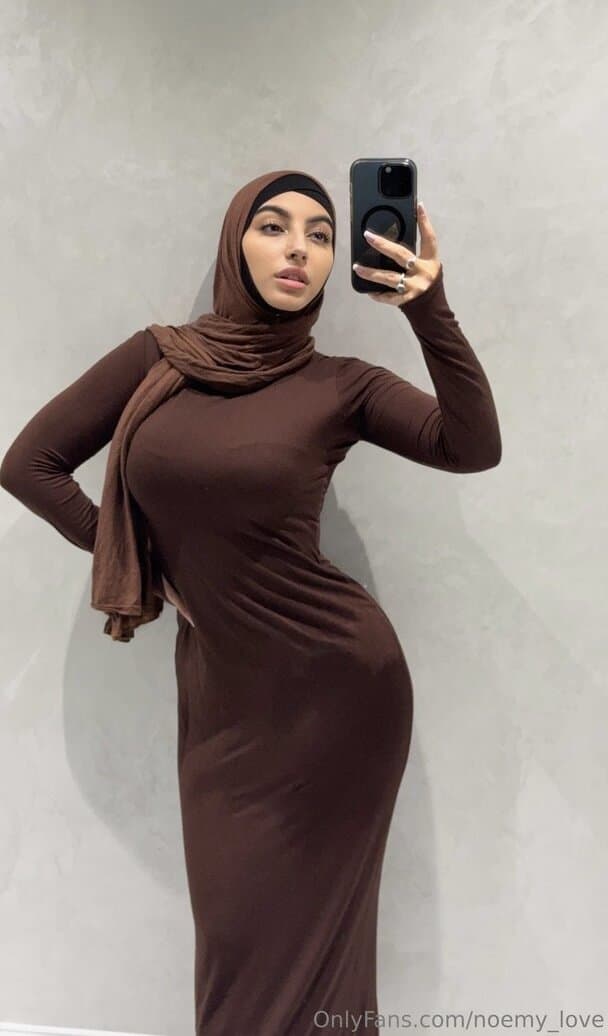 Noémy la plus grosse chienne arabe ?? ( Gros Seins - Gros Cul )