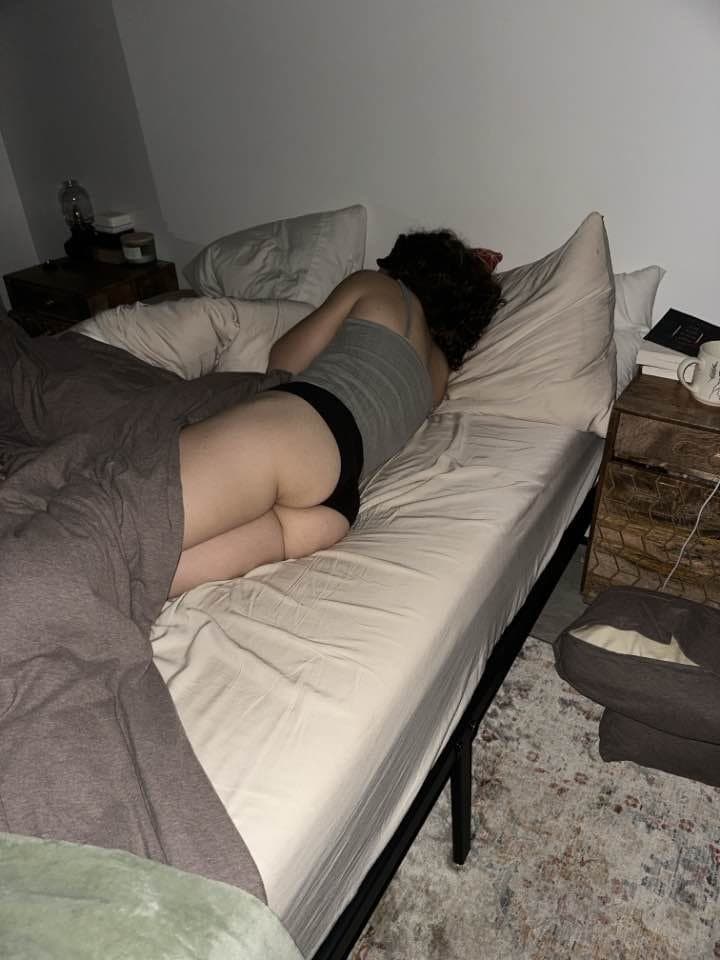 Sexy KIK slut shows off her fit body