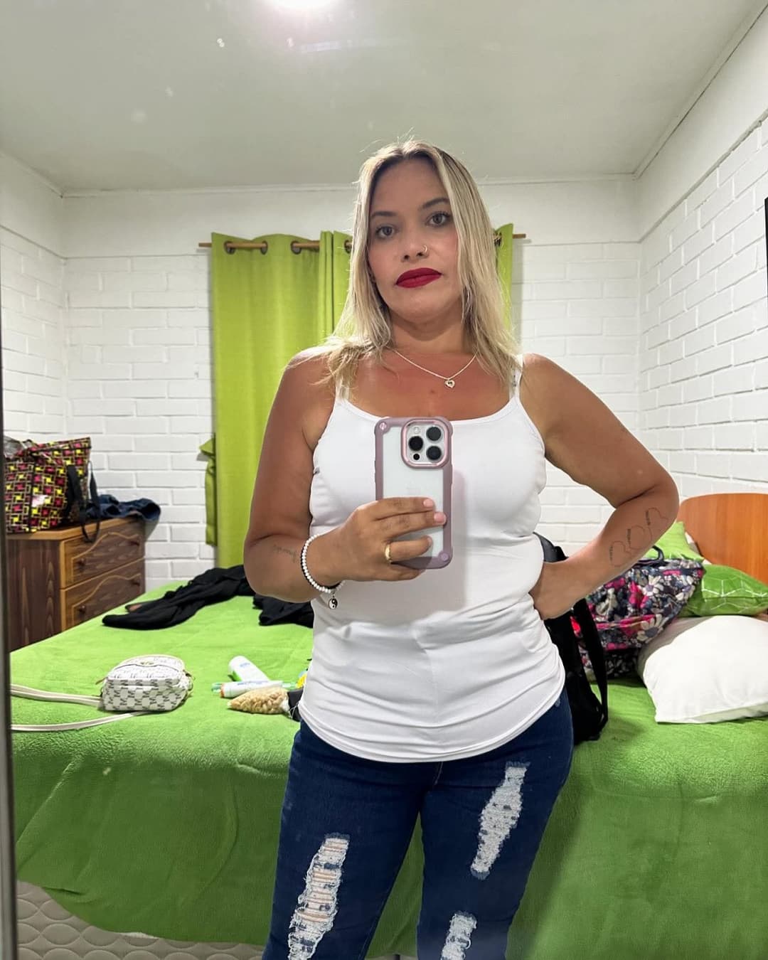 Haberme cogido a la mamá y unos años mas tarde a su hija fue excitante, las dos la chupan delicioso