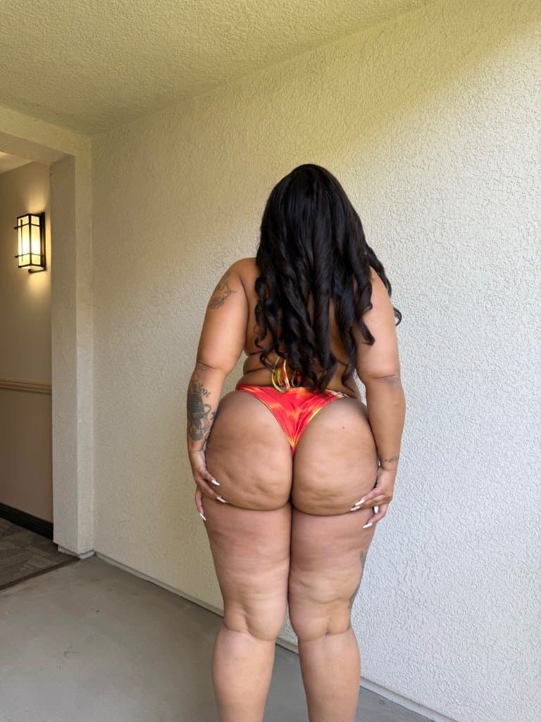 WHAT THE ACTUAL FUCK. INSANE thick big booty ebony goddess
