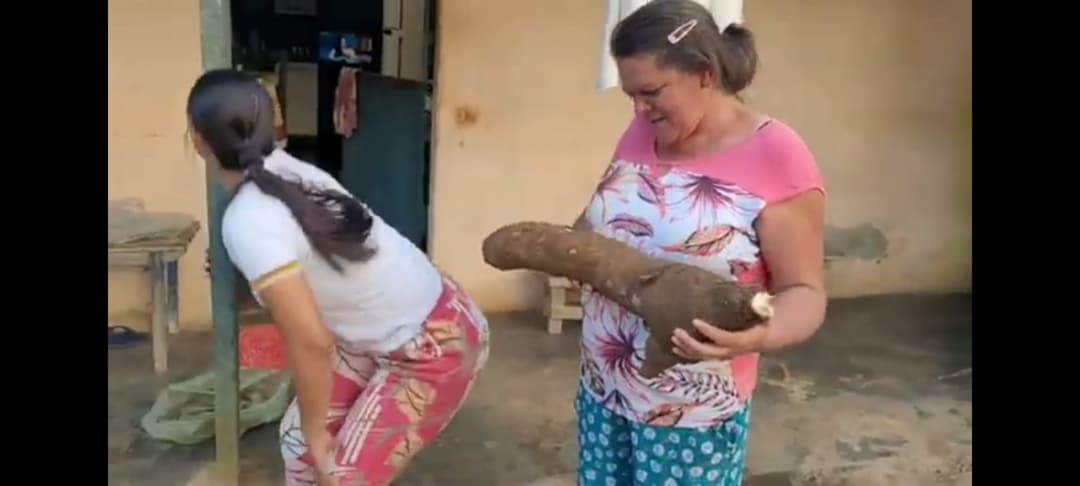 Morena fica de quatro e manda a sogra enfiar a mandioca até o talo no seu cuzinho