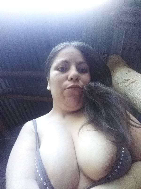 Becky madre puta Salvadoreña se deja coger por mi y mis amigos.