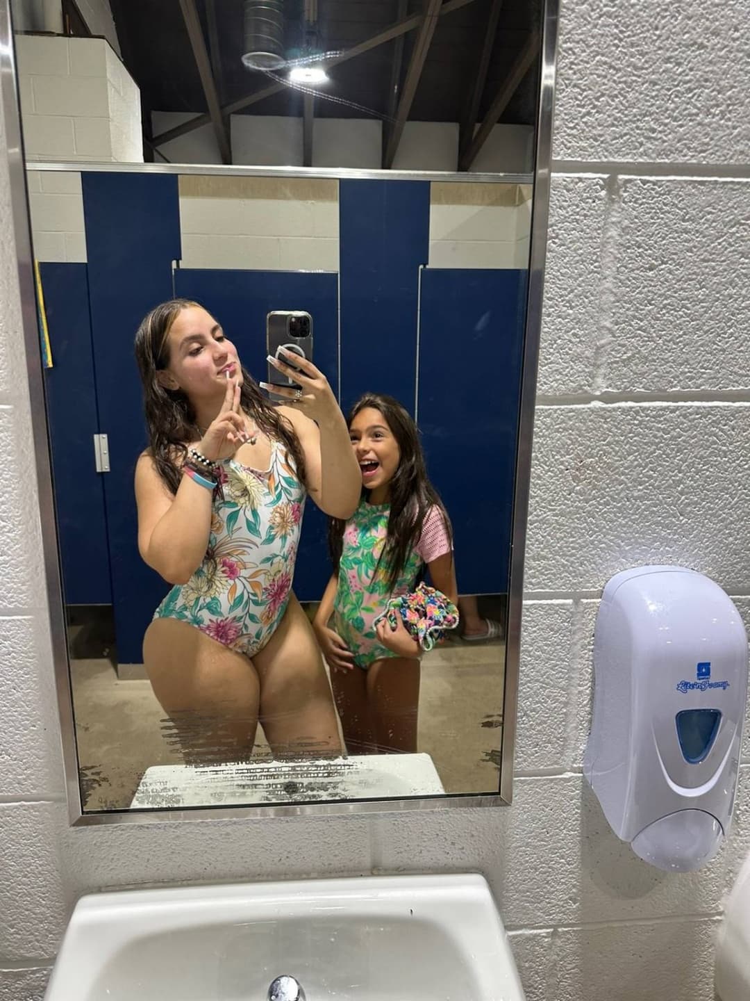 Looking for a big cock in pearl Mississippi  to frot dicks to Billie eilish I like piss and filth