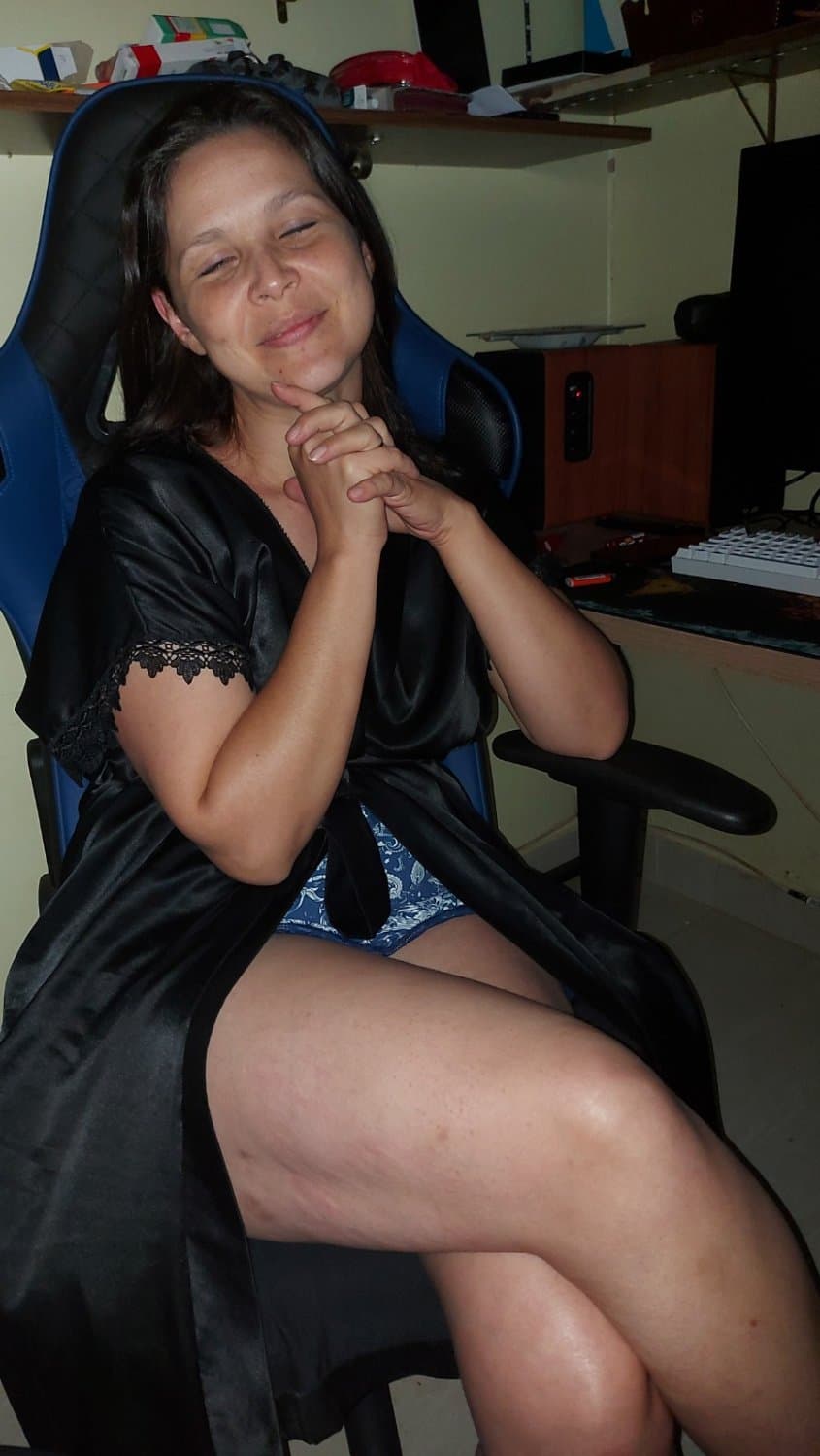 Milf mostrando a buceta peluda