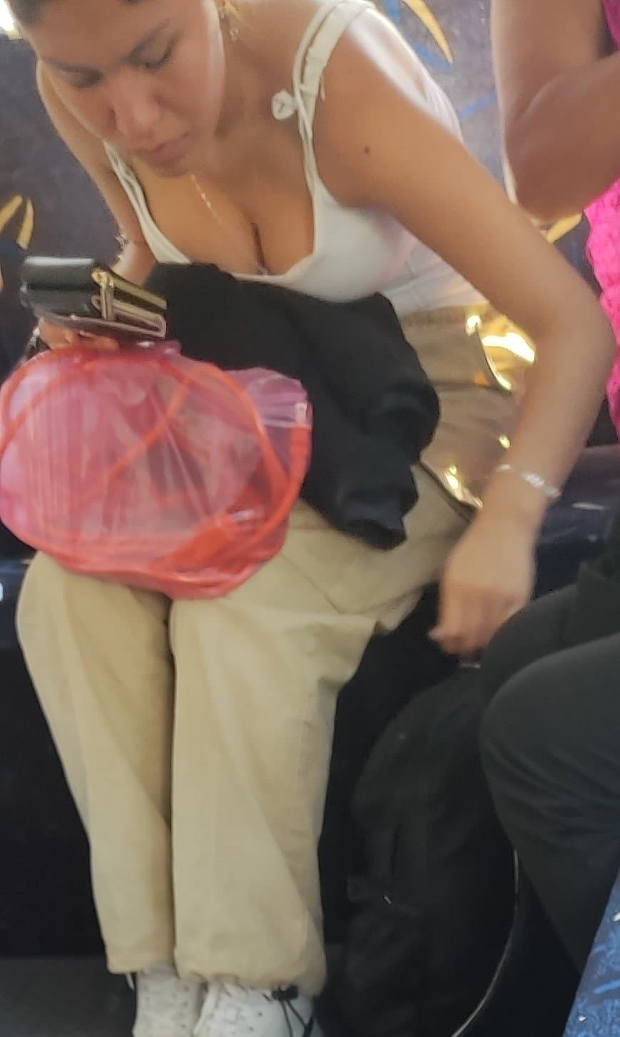 Puta tetona espiada en transporte público