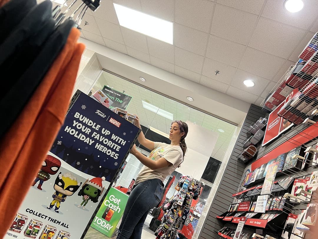 HOTTEST GIRL IVE EVER SEEN WORK AT GAMESTOP AMAZING ASS CANDID