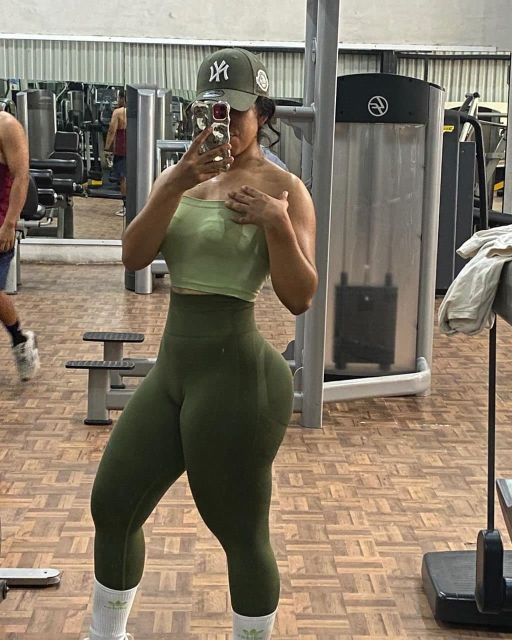 I present to you this beautiful big ass, Marilyn knows she has a big ass and she likes to show itoff