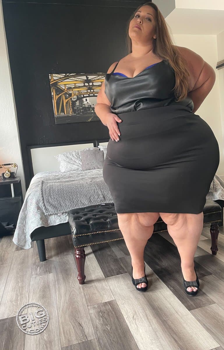 Click to view full size FAT SECRETARY- BOBERRY TIGHT BLACK SKIRT BLUE SEXY INTIMATES