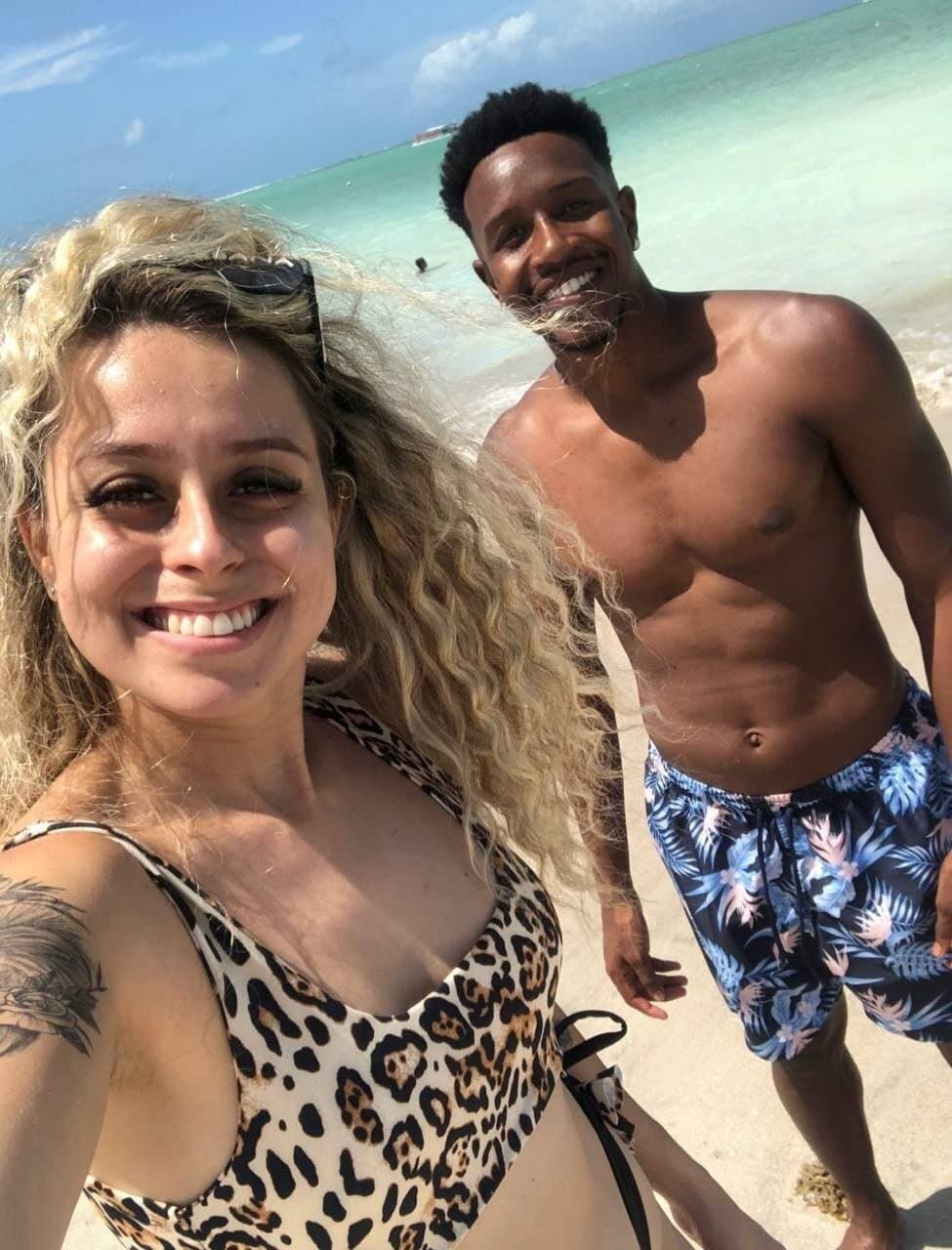 Loira gostosa fodendo com o negão naquele sexo caseiro