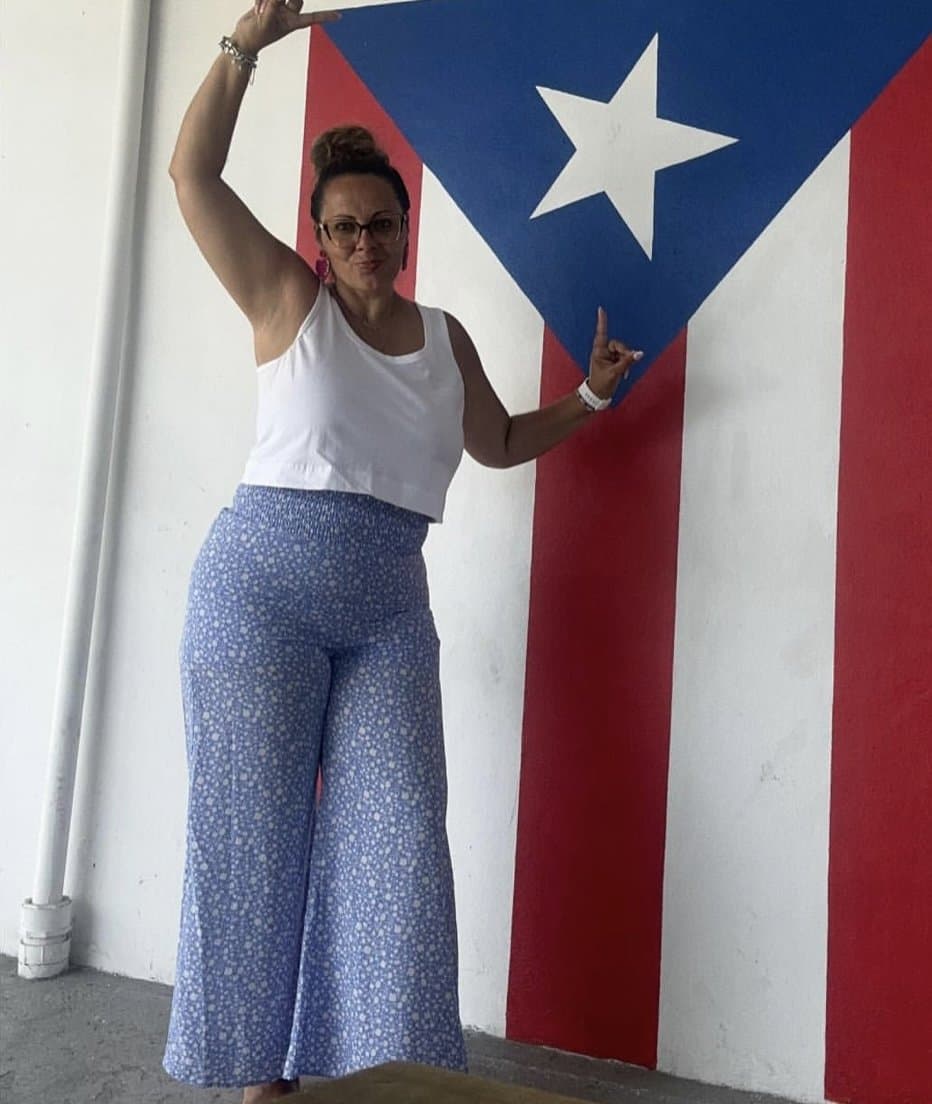 Milf with pretty feet and big melons