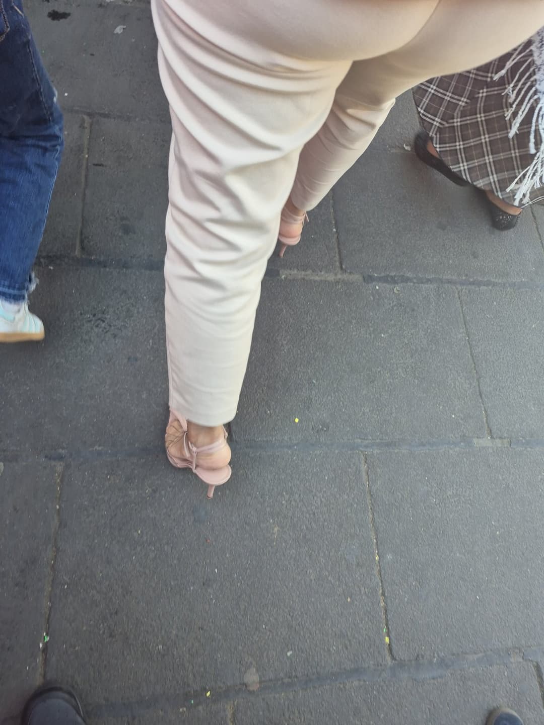 Click to view full size Ricos pies en la calle, strip y de mas