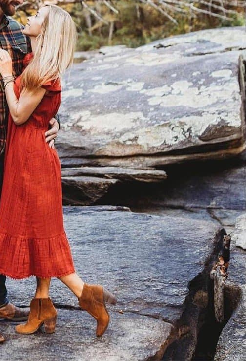 Click to view full size Sarah only shows her ass to everyone in the club, but goes on the G G W bus and shows much more