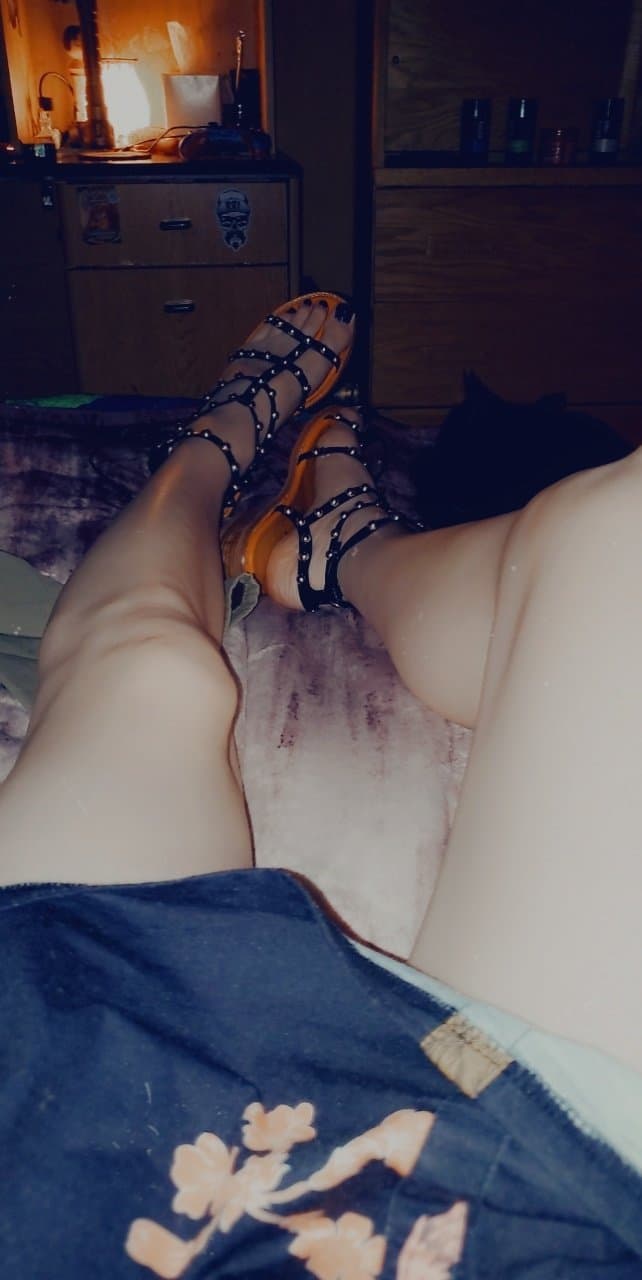 Sissy Austin Grimes Shows Off Feminized Feet!