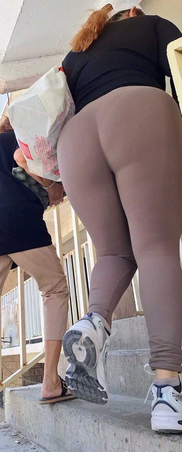 Rico culote de madura milf se le marca la tanga bien rico.