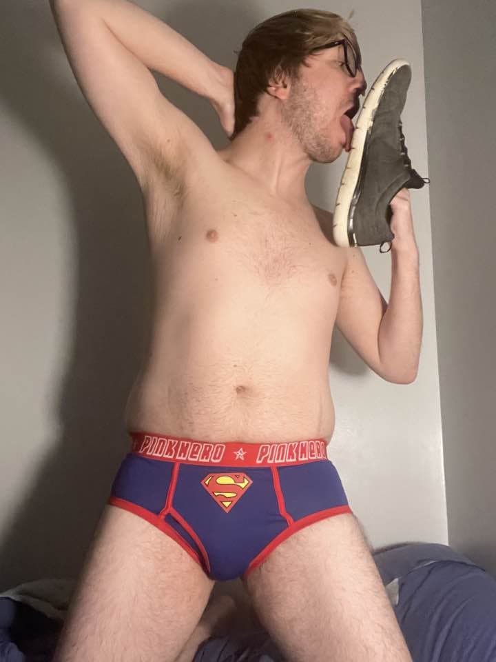 Faggot Scott @kinkkyboi93 on Twitter and Kik