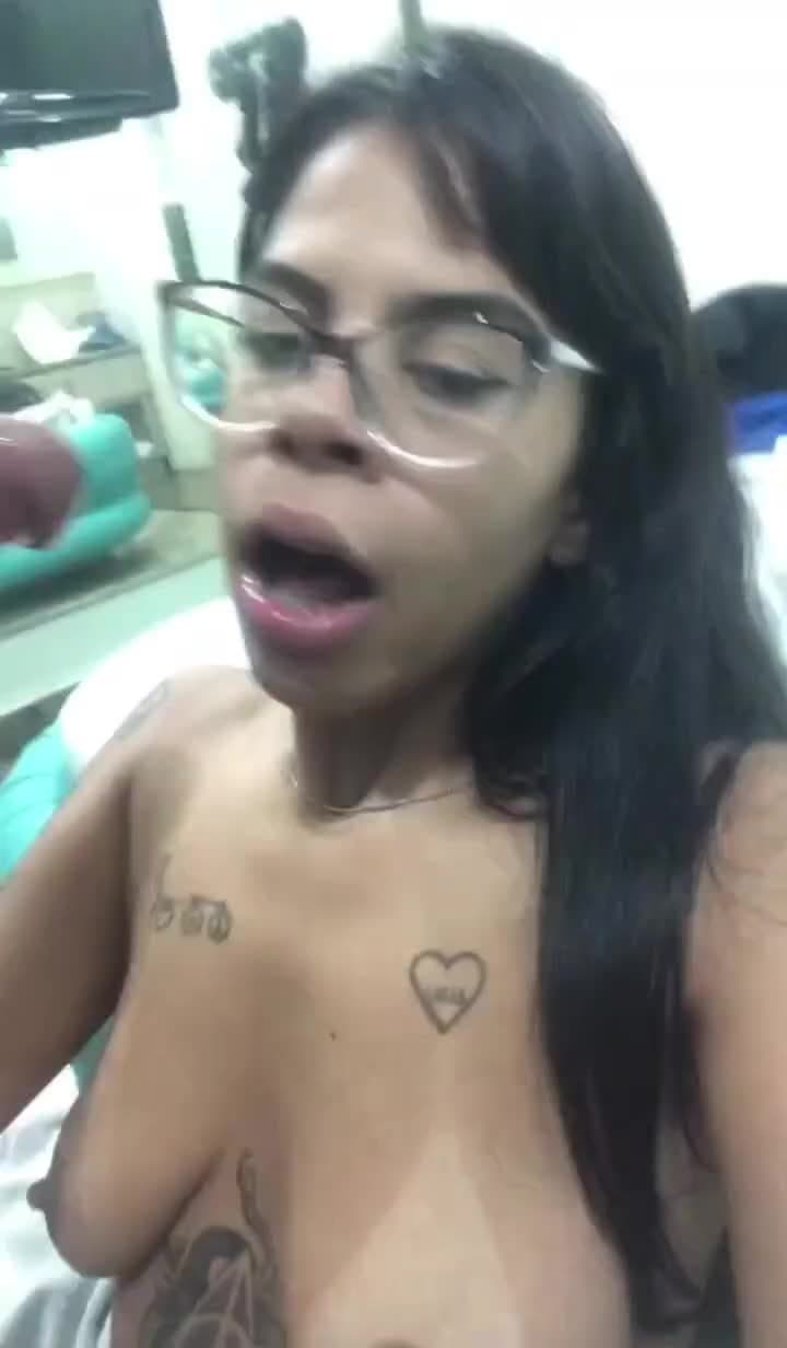 Mamando o primo em troca de um iPhone